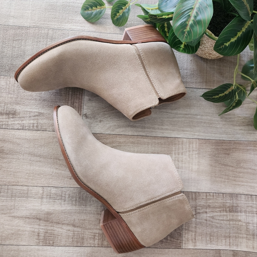 Antonio Melani Light Tan Suede Booties NWT Size 8.5 - Picture 9 of 16